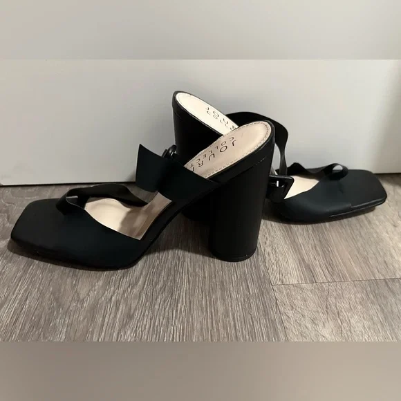 Journee Collection Black Heels with Block Heel - Picture 3 of 3
